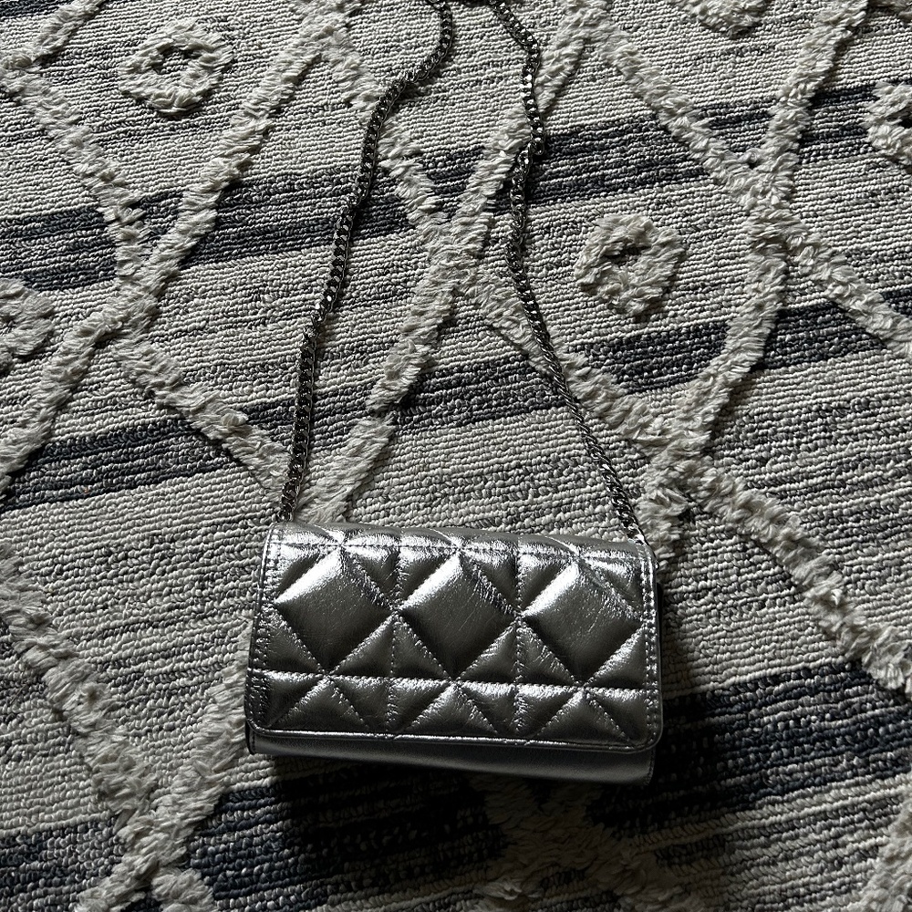 Clutch purse with removable chain